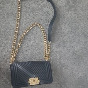 Elegant Black Quilted Shoulder Bag with Gold Chain